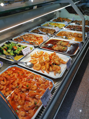 Vitrine traiteur Xin Xin à Vichy : crevettes, légumes, plats du jour